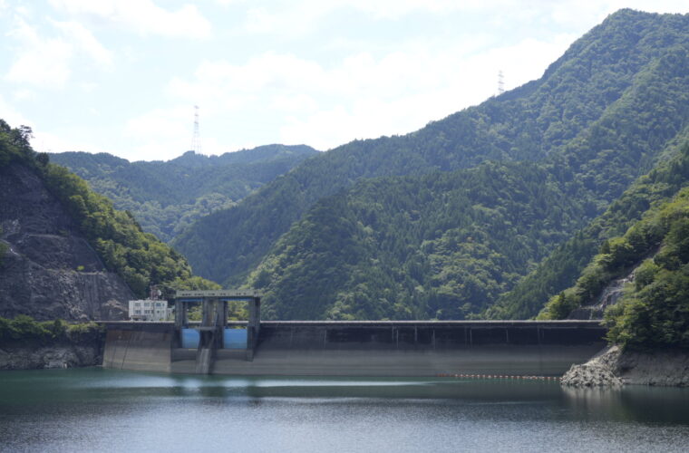 夏の新豊根ダムを訪ねる